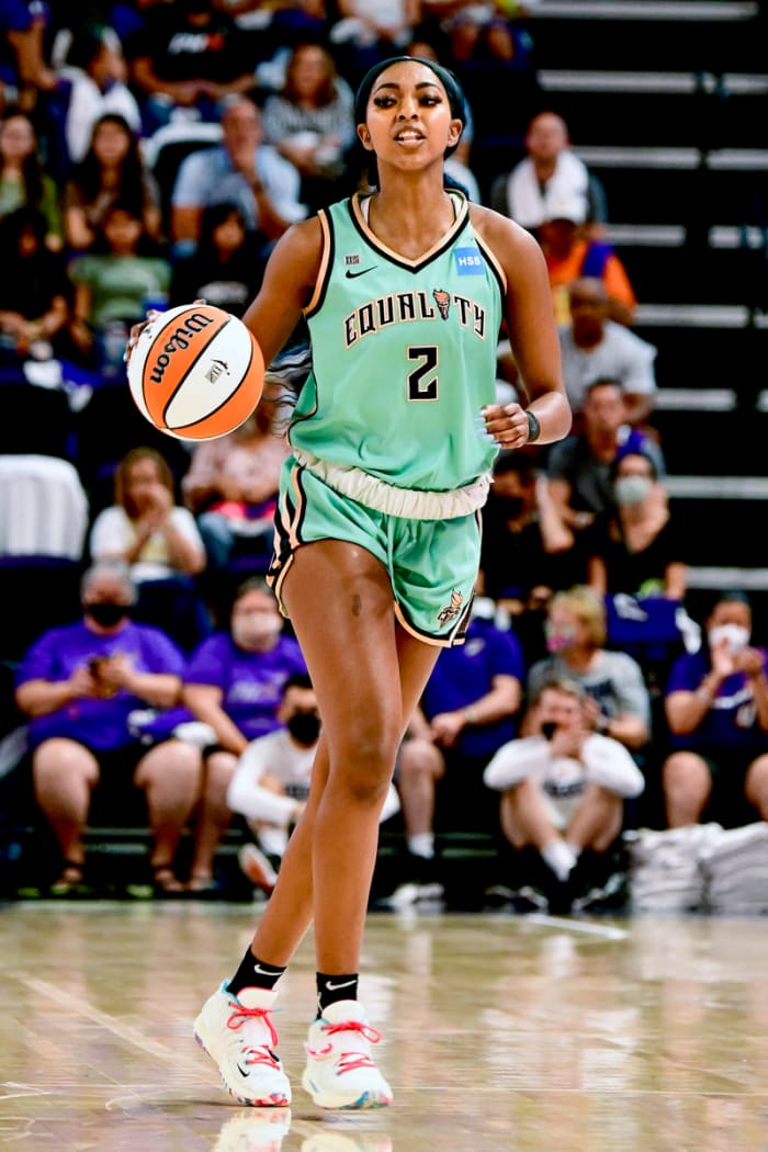 DiDi Richards dribbling the ball.